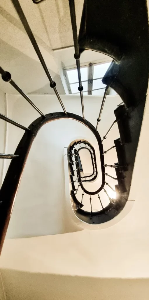 🎨🖌️ En juillet, découvrez nos réalisations de peinture qui donnent vie à vos espaces ! 💼✨